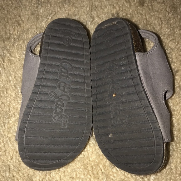 Cat & Jack size 6 grey and silver sandals Velcro closure - Picture 3 of 5